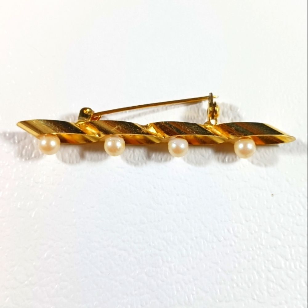 Vintage Gold Tone Faux Pearl Brooch